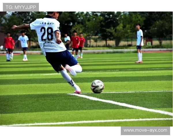 足球巨星背影聚首一刻 展现足球传奇的无声默契与荣耀同在